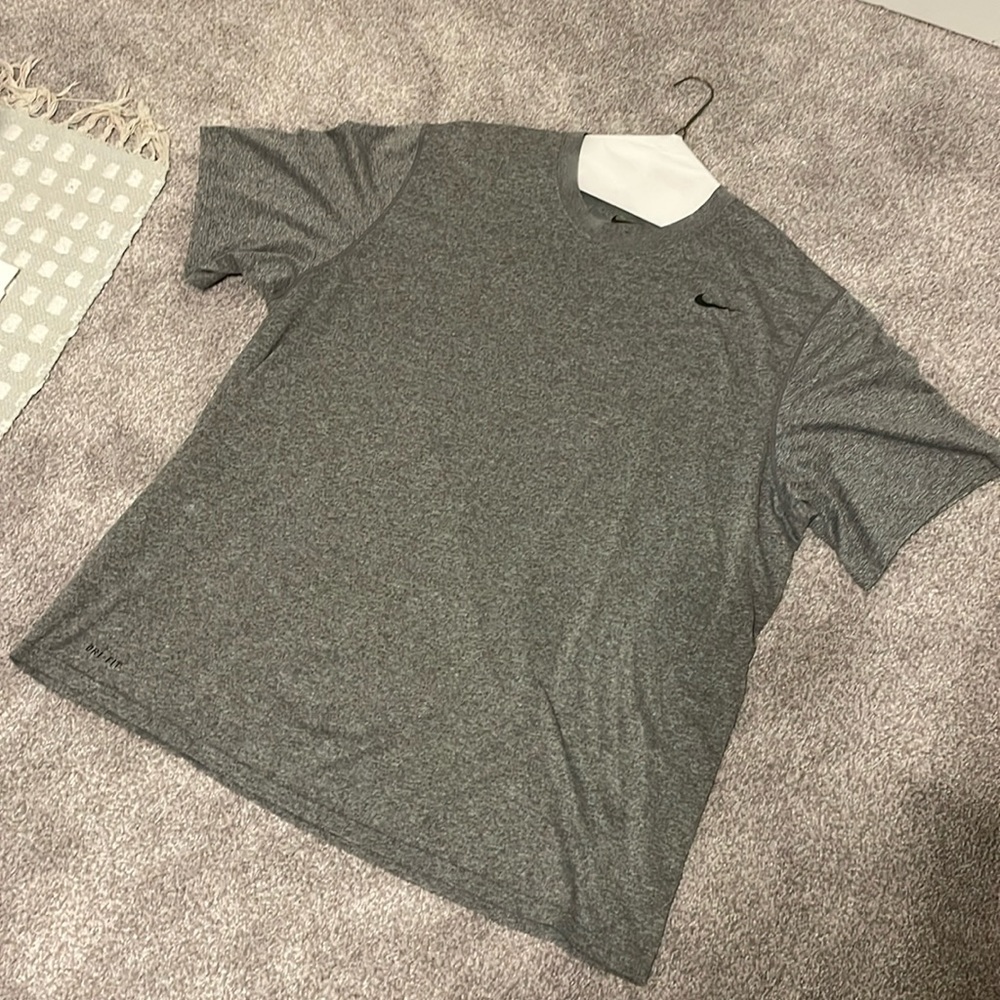 NIKE Dri-Fit shirt.
🚭👕